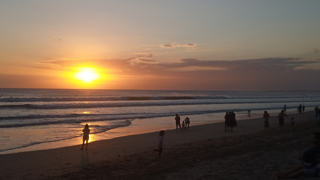 Sejumlah orang tetap menikmati suasana senja di Pantai Kuta meski pantai itu dinyatakan telah ditutup karena PPKM Darurat di Bali - WIB