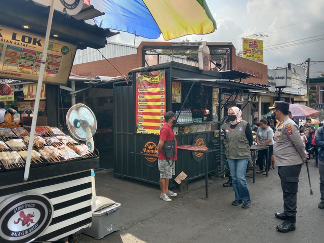 Wali Kota Batu, Dewanti Rumpoko, saat meninjau PKL di Alun-alun Kota Batu. Foto: M Sholeh