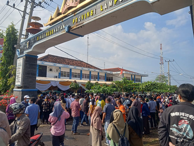 Kerumunan antrean masyarakat yang ingin mendapatkan vaksinasi COVID-19 di komplek Dinas Kesehatan Provinsi Lampung, Sabtu (3/7) | Foto : Sidik Aryono/ Lampung Geh