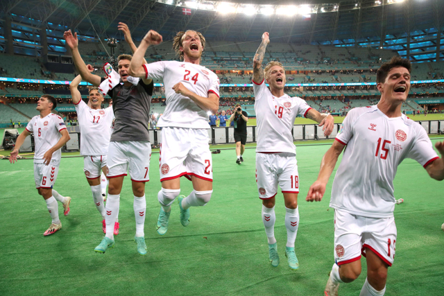 Pemain Denmark merayakan kemenangan usai melawan Denmark pada pertandingan perempat final Euro 2020 antara Ceko vs Denmark di Baku Olympic Stadium, Azerbaijan. Foto: Tolga Bozoglu/Reuters