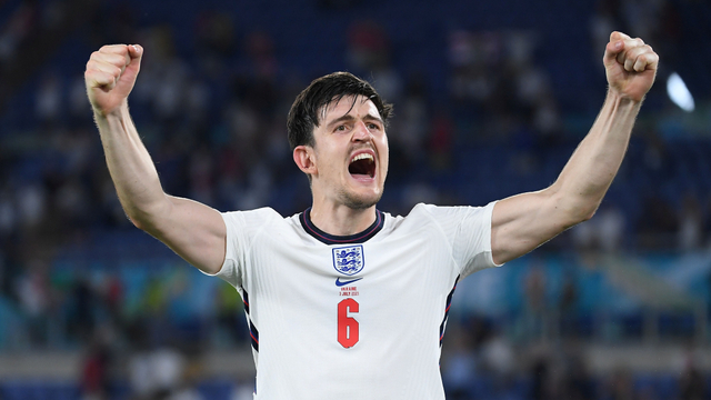 Selebrasi kemenangan pemain Inggris Harry Maguire usai melawan Ukraina pada pertandingan perempat final Euro 2020 di Stadio Olimpico, Roma, Italia. Foto: Ettore Ferrari/Reuters