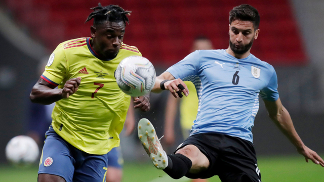 Pemain Uruguay Rodrigo Bentancur duel dengan dengan pemain Kolombia Duvan Zapata pada pertandingan Perempat Final Copa America 2021 di Estadio Mane Garrincha, Brasilia, Brasil. Foto: Ueslei Marcelino/Reuters