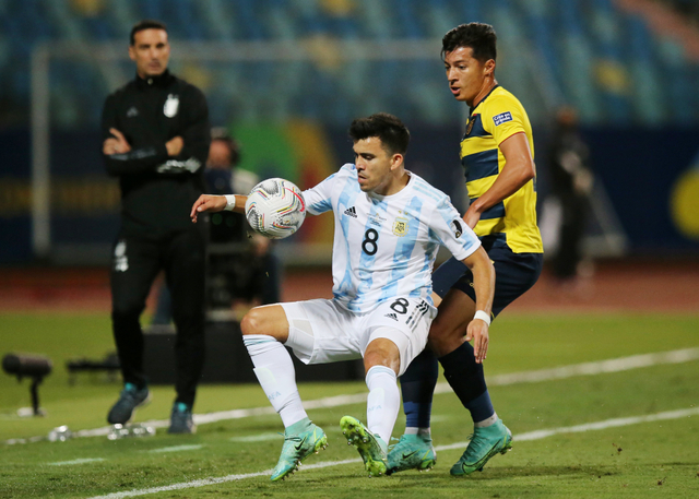 Duel antara Pemain Argentina, Marcos Acuna dan Ekuador, Alan Franco pada laga Copa America 2021. Foto: Diego Vara/Reuters