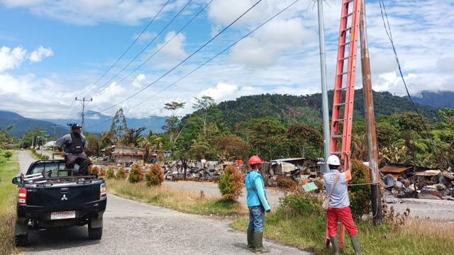 Petugas PLN di Elelim, Kabupaten Yalimo. (Dok PLN Papua dan Papua Barat)