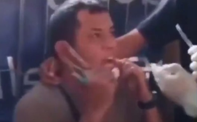 Viral momen kocak petugas kesehatan cium pria yang hendak dites swab. (Foto: Twitter/@milkyrightway)