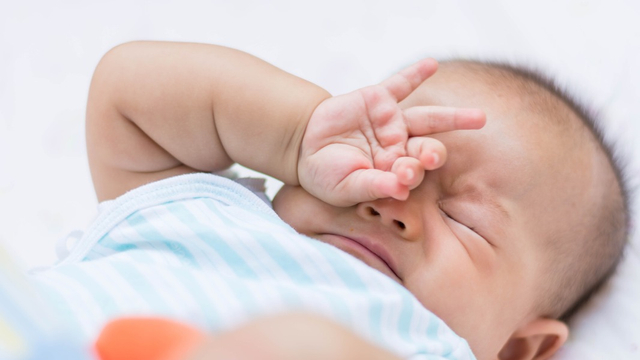 Menggosok mata dengan tangan yang kotor bisa jadi penyebab mata bayi bengkak Foto: Shutterstock