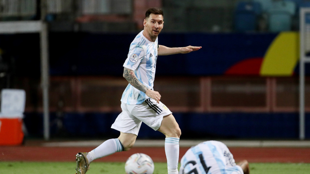 Aksi Pemain Argentina, Lionel Messi, pada laga Argentina vs Ekuador di Copa America 2021. Foto: Diego Vara/Reuters