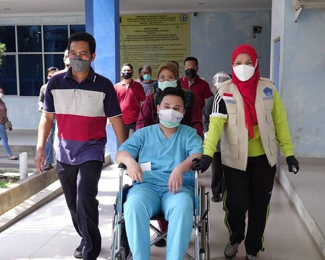 Wali Kota Bandar Lampung jenguk perawat korban penganiayaan oleh 3 orang tak dikenal, Minggu (4/7/2021) | Foto: Istimewa