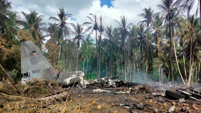 Kondisi pesawat Lockheed C-130 Angkatan Udara Filipina yang jatuh saat mendarat di Patikul, provinsi Sulu, Filipina, Minggu (4/7). Foto: Joint Task Force Sulu/Handout via REUTERS
