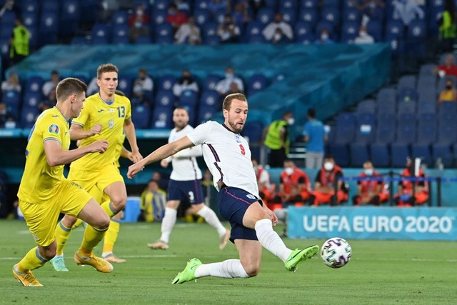 Harry Kane (kanan) saat mencetak gol dalam pertandingan Ukraina vs Inggris pada perempat final Euro 2020 di Stadion Olimpico, Roma, Italia, Minggu (4/7/2021) dini hari WIB. (AFP/ALBERTO PIZZOLI)