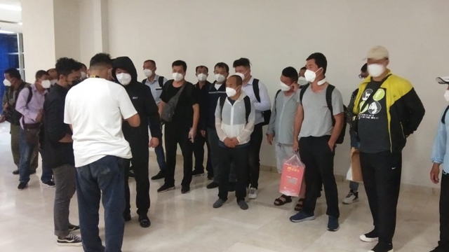 20 TKA asal China tiba di Bandara Sultan Hasanuddin, Makassar, pada Sabtu (3/7) malam. Foto: Dok. Istimewa