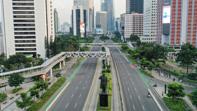 Suasana sepinya lalu lintas di Jalan Sudirman, Jakarta, Minggu (4/7/2021). Foto: Hafidz Mubarak A/ANTARA FOTO