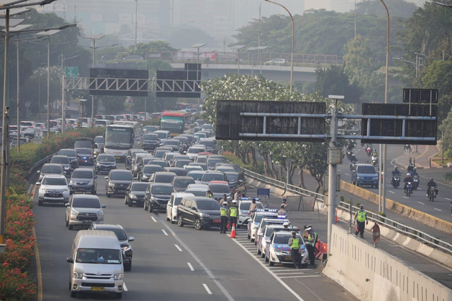 PPKM Darurat: Macet Panjang di Tol Dalam Kota, Pintu Keluar Ditutup (180553)