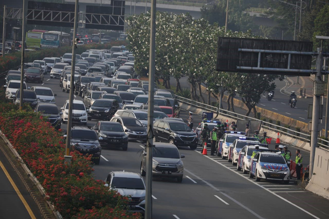 Tol Dalam Kota Padat, Mobil Rela Antre Demi Lolos Penyekatan (458989)