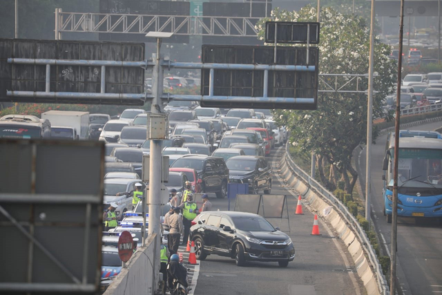 Tol Dalam Kota Padat, Mobil Rela Antre Demi Lolos Penyekatan (458988)