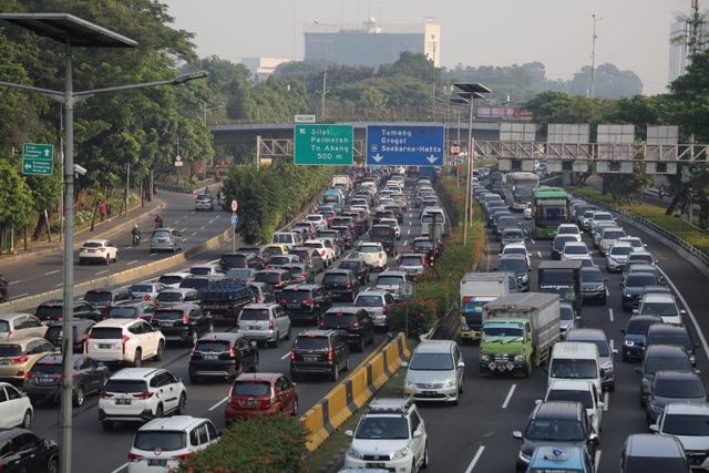 Tol Dalam Kota Padat, Mobil Rela Antre Demi Lolos Penyekatan (458987)
