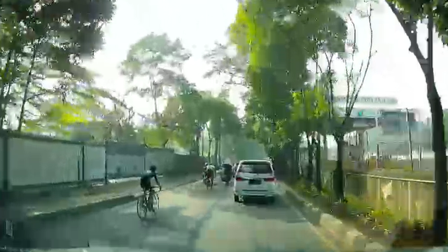 Pesepeda Road Bike Masih Gowes di TB Simatupang Cilandak.  Foto: Dok. Istimewa