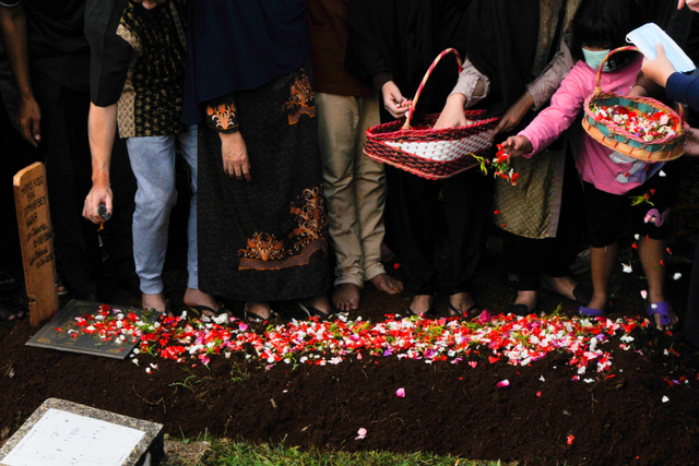 Ilustrasi mengucap belasungkawa dalam Islam saat ada Muslim yang meninggal dunia. Foto: Fakhri Hermansyah/ANTARA FOTO