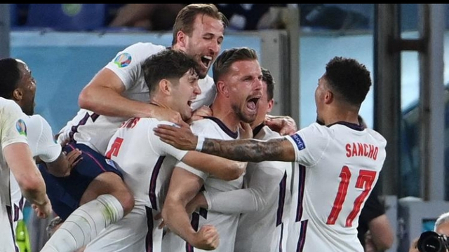 Gelandang Timnas Inggris, Jordan Henderson, merayakan gol yang dicetaknya ke gawang Ukraina pada laga perempat final Euro 2020, Minggu (4/7/2021) dini hari WIB. (AFP/Alberto Pizzoli)