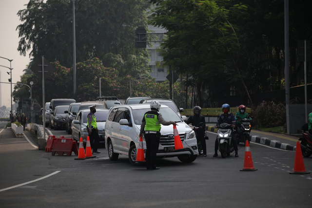 Petugas kepolisian melakukan penyekatan pada pemberlakuan PPKM darurat di jalan Sudirman dan jalan MH. Thamrin. Foto: Aditia Noviansyah/kumparan