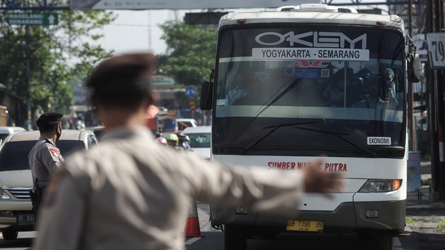 Petugas melakukan penyekatan di perbatasan Jateng-Daerah Istimewa Yogyakarta (DIY), Tempel, Sleman, DIY, Selasa ( 5/7/2021).  Foto: ANTARA FOTO/Andreas Fitri Atmoko