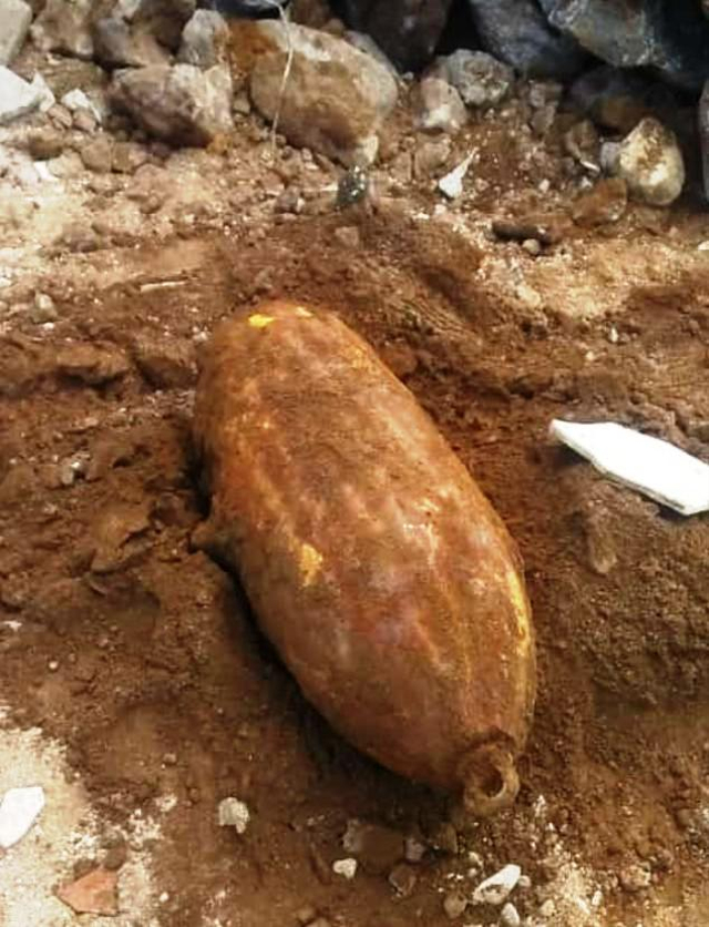 Benda mirip bom rudal diduga sisa zaman perang ditemukan warga di Desa Sagarahiang, Kecamatan Darma, Kabupaten Kuningan, Jawa Barat. (Andri)