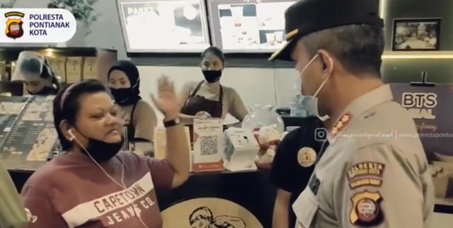 Kapolresta Pontianak, Kombes Pol Leo Joko Triwibowo saat melakukan penertiban di Warkop Aming Podomoro, karena masih beroperasi pada pukul 20.30 WIB. Foto: Dok Hi!Pontianak