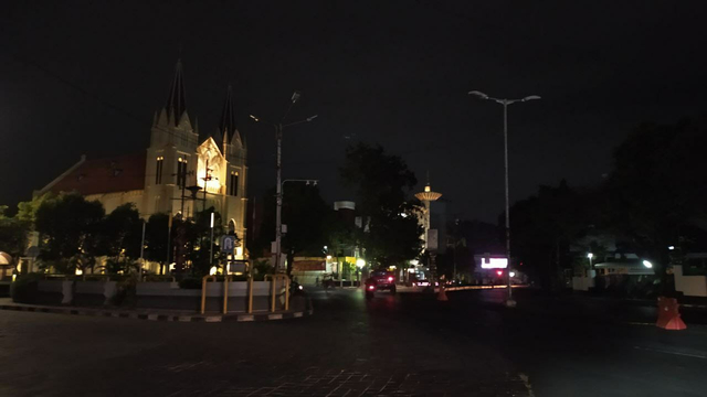 Suasana pemadaman penerangan jalan umum di Monumen Patung Chairil Anwar, Jalan Basuki Rachmat, Kayu Tangan, Kota Malang. foto/Amy