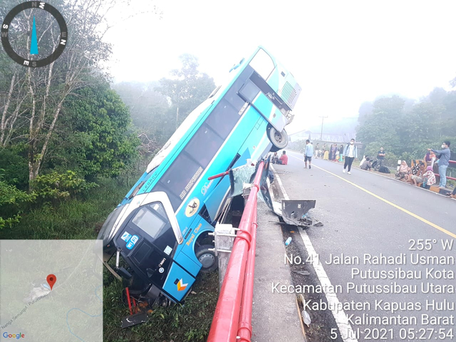 Kecelakaan bus Damri di Desa Kalis, Kapuas Hulu, Kalbar. Foto: Dok Sat Lantas Polres Kapuas Hulu