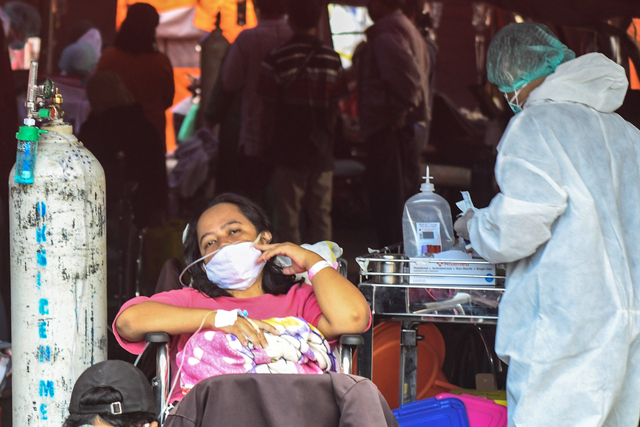 Seorang pasien menjalani perawatan di tenda darurat yang dijadikan ruang IGD (Instalasi Gawat Darurat) di RSUD Bekasi, Jawa Barat, Jumat (25/6/2021). Foto: Fakhri Hermansyah/Antara Foto