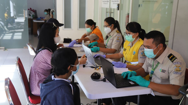Vaksinasi Corona terhadap penumpang di Bandara Internasional I Gusti Ngurah Rai, Bali. Foto: Dok. Bandara Ngurah Rai