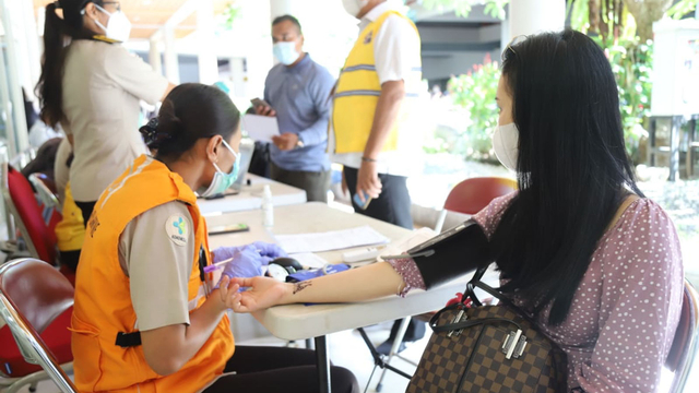Vaksinasi Corona terhadap penumpang di Bandara Internasional I Gusti Ngurah Rai, Bali. Foto: Dok. Bandara Ngurah Rai