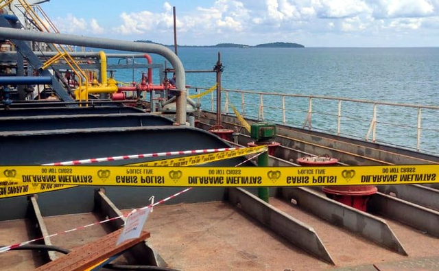 Lokasi insiden ledakan tangki kapal dipasang garis polisi. Foto: Istimewa