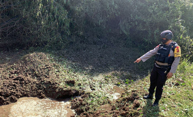 Tim Gegana Brimob Polda Jabar Berhasil Musnahkan Benda Mirip Bom Rudal (764838)