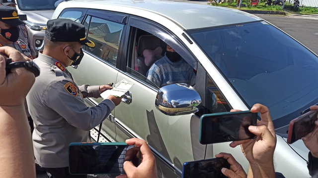 Warga yang menyebarang ke Bali dari Pelabuhan Ketapang, Banyuwangi, diminta menunjukkan surat bebas corona yang ada barcode-nya. Foto: Dok. Istimewa