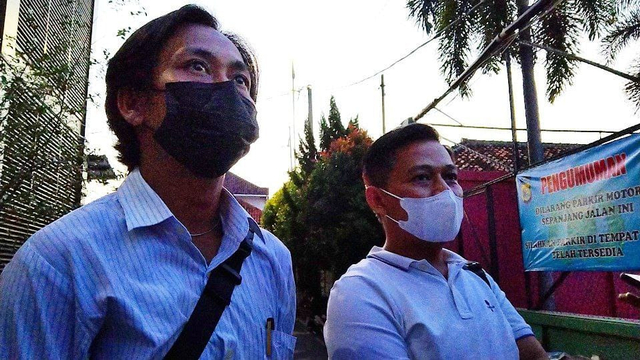 Awang Helmi Christianto menggunakan masker berwarna putih. | Foto: Bella Sardio/Lampung Geh