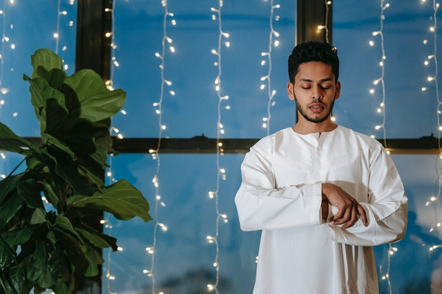 Ilustrasi batas aurat laki-laki saat sholat. Foto: Pexels