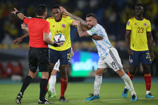 Pemain Timnas Argentina dan Timnas Kolombia melakukan protes kepada wasit usau pertandingan pada pertandingan Kualifikasi Piala Dunia 2022 di Estadio Metropolitano, Kolombia. Foto: Luisa Gonzalez/REUTERS