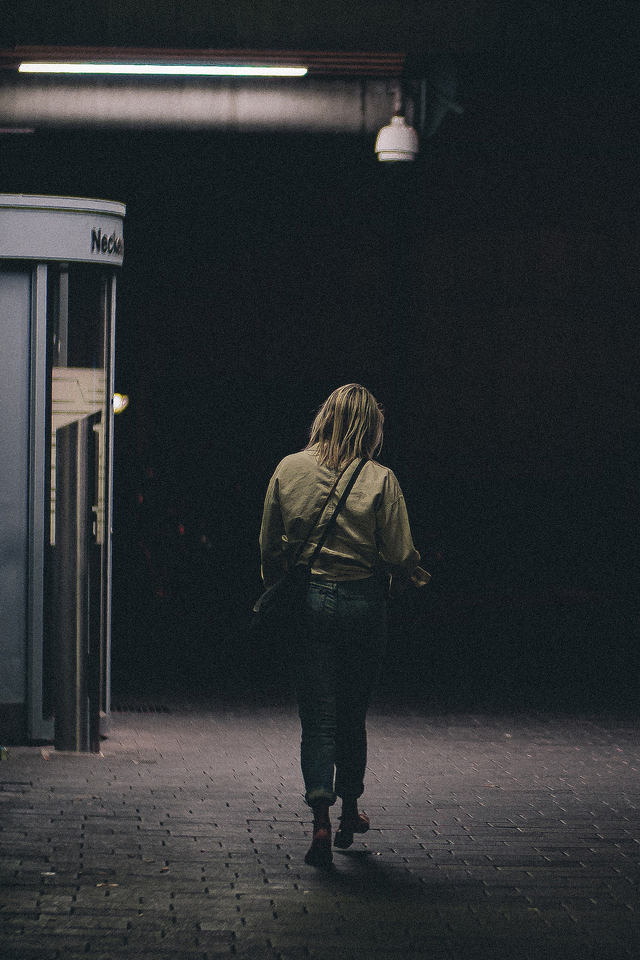 Ilustrasi wanita yang berjalan di malam hari Foto: Pixabay