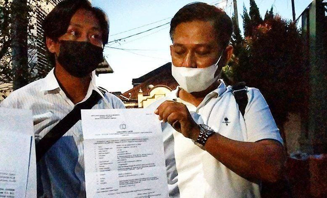 Awang Helmi Christianto menunjukkan laporan yang dibuatnya dengan terlapor Perawat Puskesmas Kedaton. | Foto: Bella Sardio/ Lampung Geh