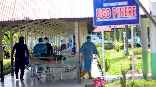 Petugas kesehatan sedang membawa pasien COVID-19 di Pinere, RSUDZA Banda Aceh. Foto: Suparta/acehkini