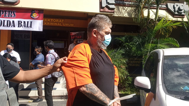 Warga Rusia saat ditunjukkan polisi kepada wartawan di Polda Bali - WIB
