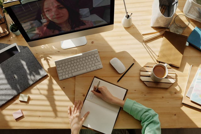 Manfaatkan kesempatan PPKM Darurat untuk mengasah "gergaji" anda (https://www.pexels.com/photo/person-writing-on-notebook-4144923/)