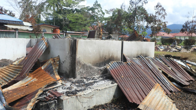 Salah satu ruko atau tempat usaha yang dibakar dalam amuk massa di Elelim, Yalimo, Papua. (Dok Humas Polda Papua)