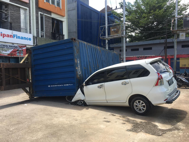 Toyota Avanza Remuk Tertimpa Kontainer 25 Ton di Perdana Square Pontianak (803433)