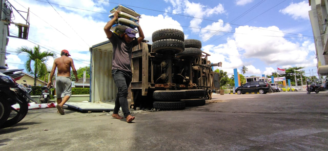Toyota Avanza Remuk Tertimpa Kontainer 25 Ton di Perdana Square Pontianak (803434)