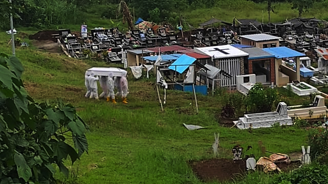 Proses pemakaman A, alumni UGM yang meninggal karena COVID-19 di Kota Manado, Sulawesi Utara