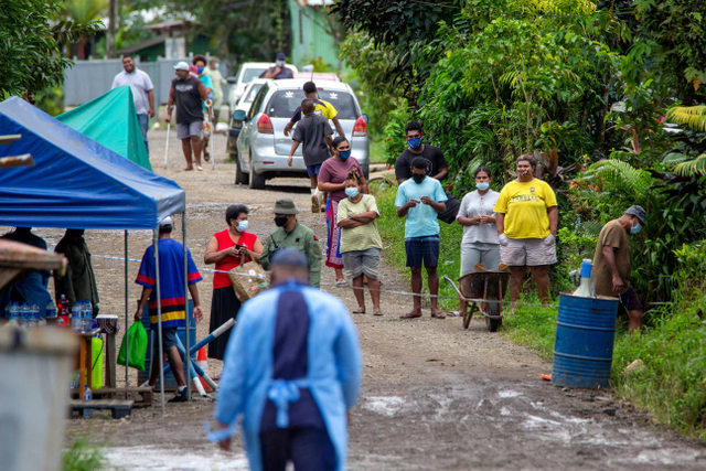 Polisi berpatroli di area perumahan untuk memeriksa orang-orang yang mengenakan masker di Suva, Fiji. Foto: Leon Lord/AFP