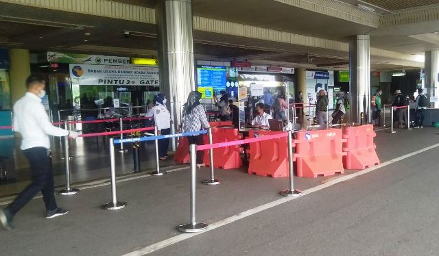 Bandara Hang Nadim, Batam terlihat lebih lengang setelah tes GeNose tak lagi berlaku sebagai syarat penerbangan. (Foto: Reza/batamnews).