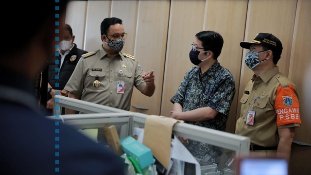 Gubernur DKI Jakarta Anies Baswedan saat menyidak gedung-gedung perkantoran di Jakarta bersama Kepolisian, Satpol PP dan Disnaker. Foto: Instagram/@aniesbaswedan